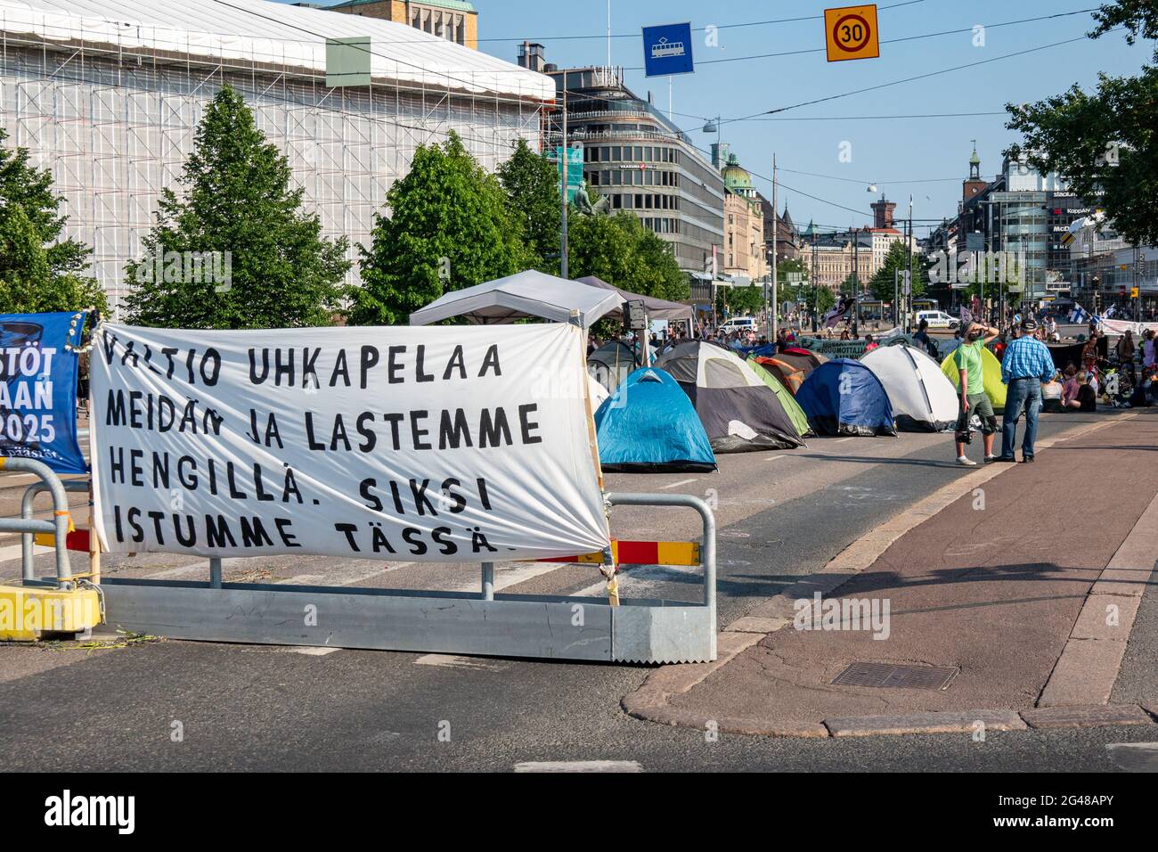 Elokapina ou extinction Rebellion Finlande campement de tente bloquant Mannerheimintie à Helsinki, Finlande Banque D'Images