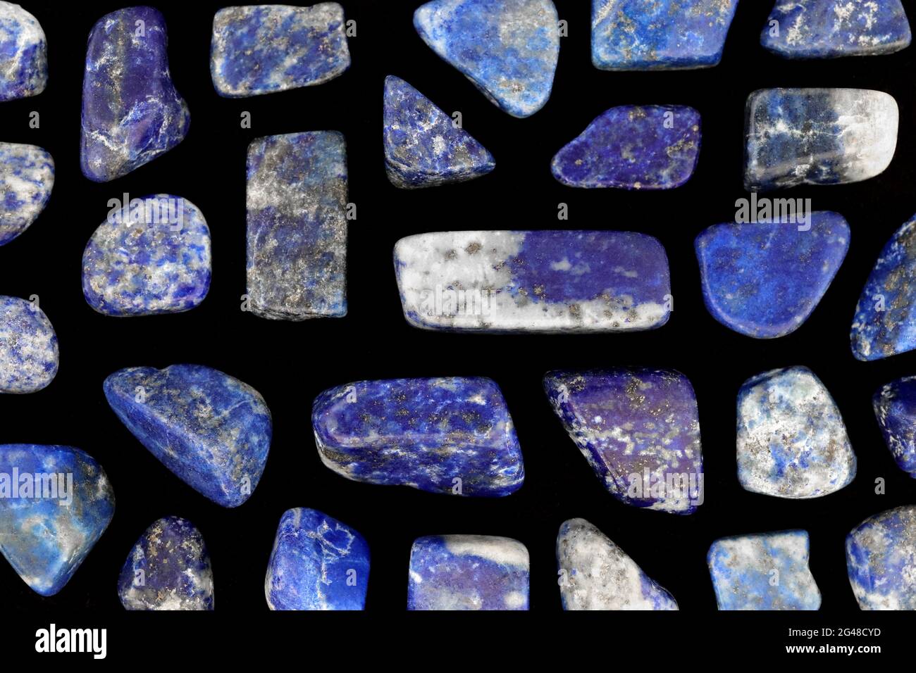 Lapis lazuli rare pierres précieuses texture sur fond noir Banque D'Images