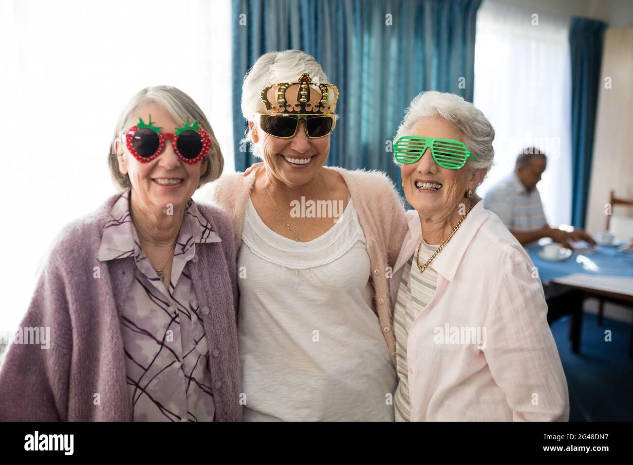 Femmes âgées souriantes portant des lunettes de fantaisie Banque D'Images
