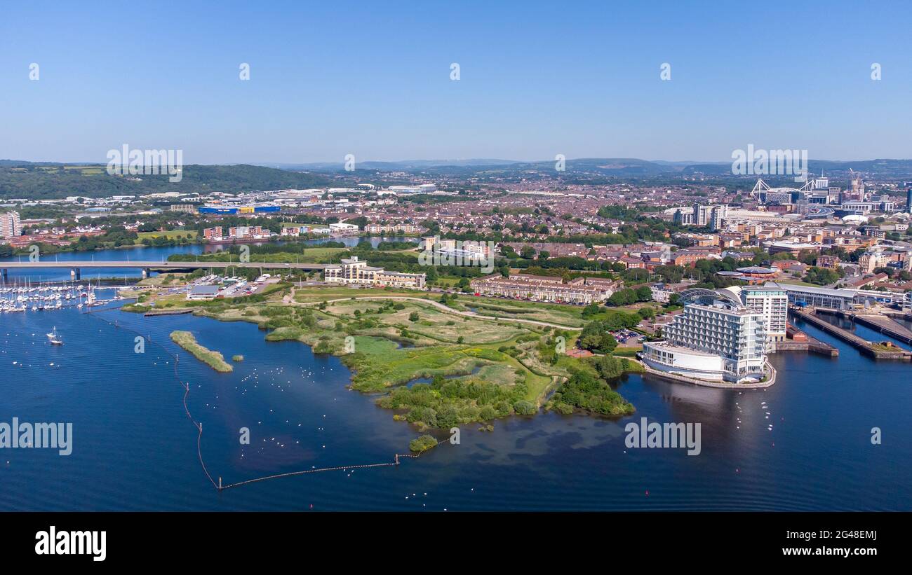 Vue aérienne de la baie de Cardiff montrant la zone marécageuse de la baie de Cardiff, l'hôtel St. Davids et la route de liaison A4232. Banque D'Images