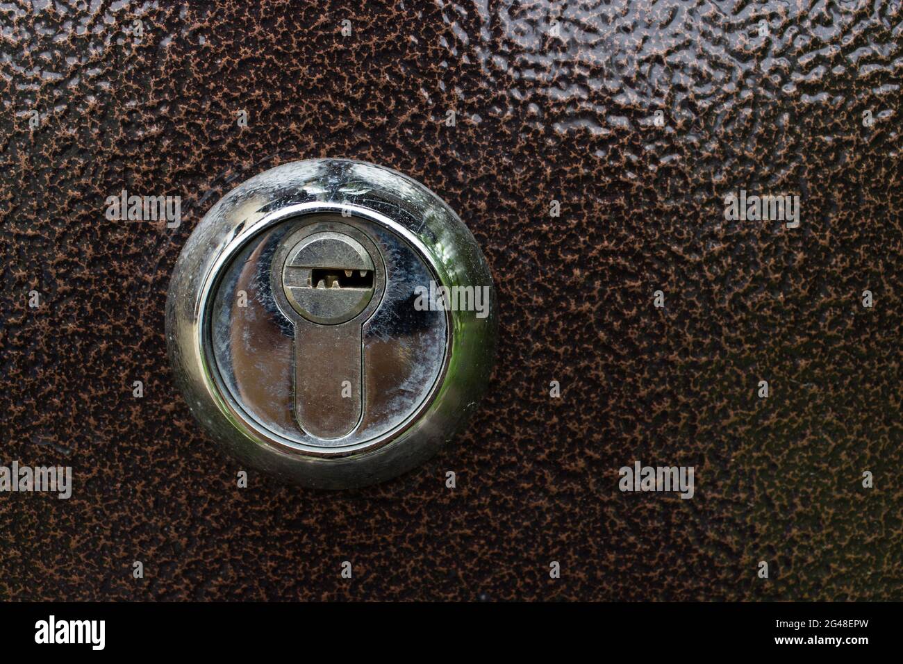 Un trou de serrure sur la porte marron. Serrure de porte type. Un trou de serrure métallique sur une porte en métal. Détail trou de serrure. Banque D'Images