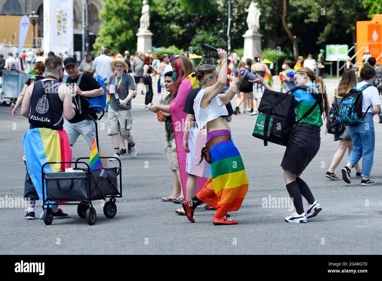 Vienne, Autriche. 19 juin 2021. Pour la 25e fois, la parade de l'arc-en-ciel (Vienna Pride) aura lieu sur la Ringstrasse de Vienne. Cette année, le défilé aura lieu sans véhicules, c'est-à-dire à pied, avec un fauteuil roulant ou un vélo, et revient ainsi à ses racines. Banque D'Images