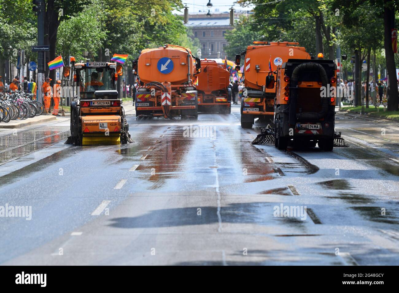 Vienne, Autriche. 19 juin 2021. Pour la 25e fois, la parade de l'arc-en-ciel (Vienna Pride) aura lieu sur la Ringstrasse de Vienne. Cette année, le défilé aura lieu sans véhicules, c'est-à-dire à pied, avec un fauteuil roulant ou un vélo, et revient ainsi à ses racines. Immédiatement après la parade de l'arc-en-ciel, la rue balayent de Vienne. Banque D'Images