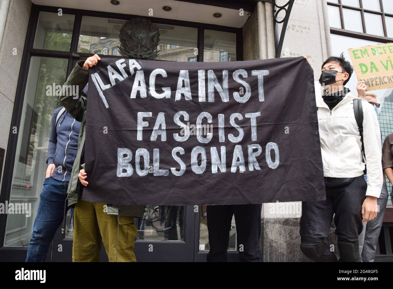 Londres, Royaume-Uni. 19 juin 2021. Des manifestants antifascistes tiennent une bannière lors d'une manifestation contre le président Jair Bolsonaro devant l'ambassade du Brésil dans le centre de Londres. (Photo de Vuk Valcic/SOPA Images/Sipa USA) crédit: SIPA USA/Alay Live News Banque D'Images