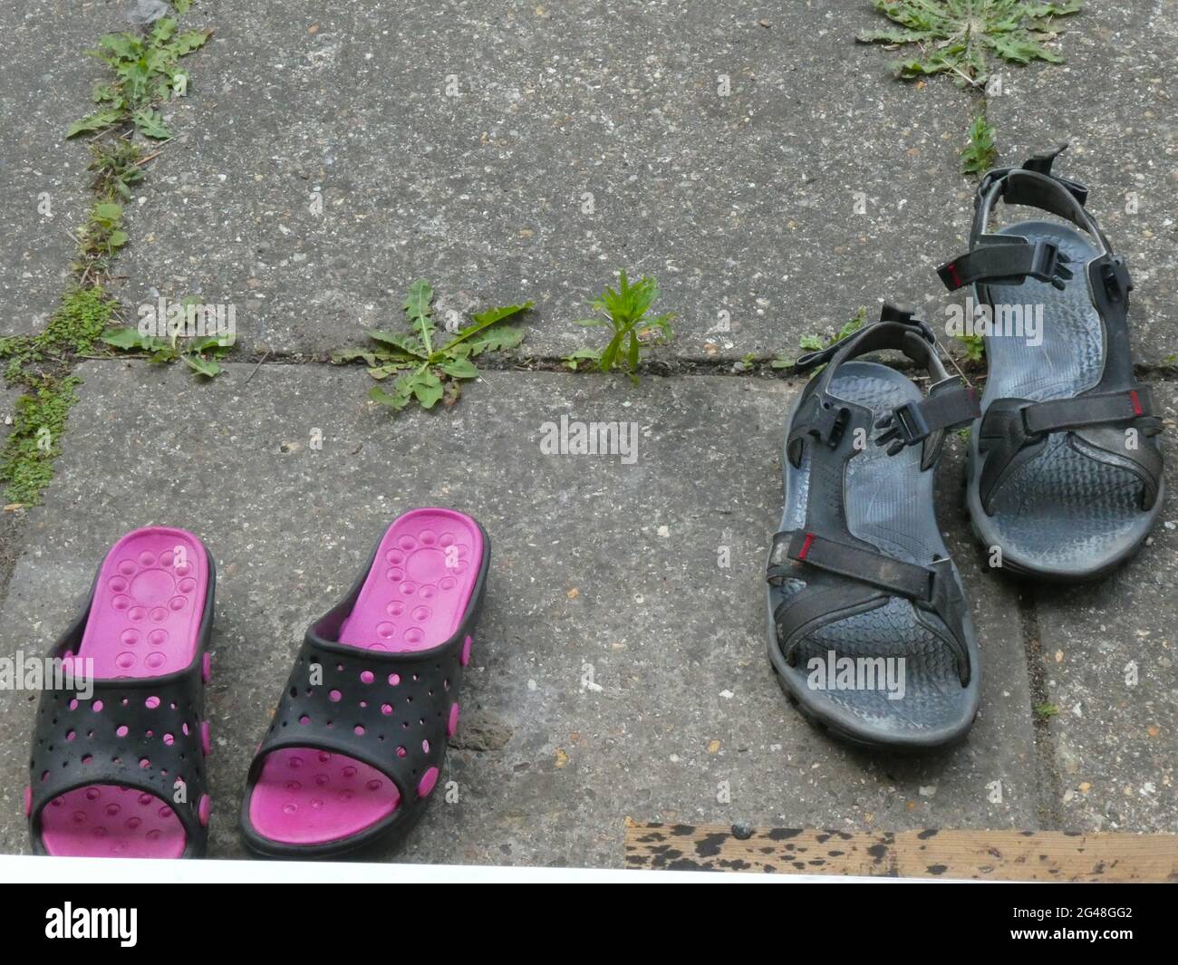 Deux paires de sandales vues sur un patio Banque D'Images