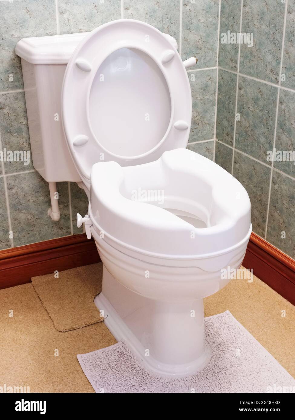 Toilettes avec extension de hauteur pour personne âgée à mobilité réduite à  l'intérieur de la maison Photo Stock - Alamy