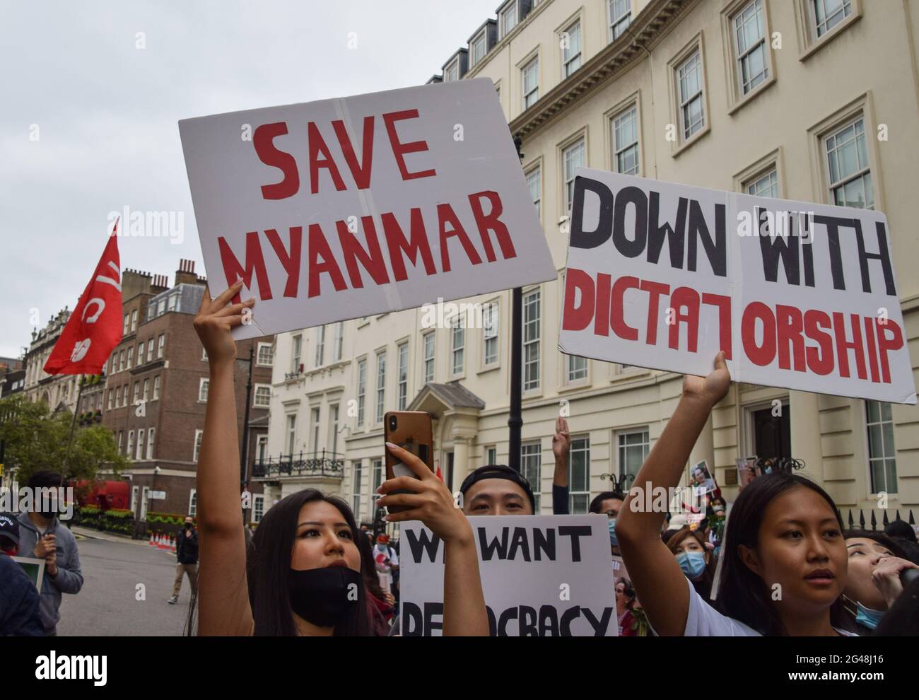 Londres, Royaume-Uni. 19 juin 2021. Des manifestants à l'extérieur de l'ambassade du Myanmar à Mayfair. Les manifestants anti-coup du Myanmar ont défilé dans le centre de Londres à l'occasion de l'anniversaire d'Aung San Suu Kyi. (Crédit : Vuk Valcic / Alamy Live News) Banque D'Images