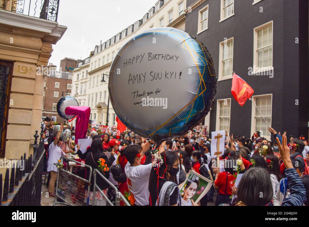 Londres, Royaume-Uni. 19 juin 2021. Un ballon d'anniversaire à l'extérieur de l'ambassade du Myanmar à Mayfair. Les manifestants anti-coup du Myanmar ont défilé dans le centre de Londres à l'occasion de l'anniversaire d'Aung San Suu Kyi. (Crédit : Vuk Valcic / Alamy Live News) Banque D'Images