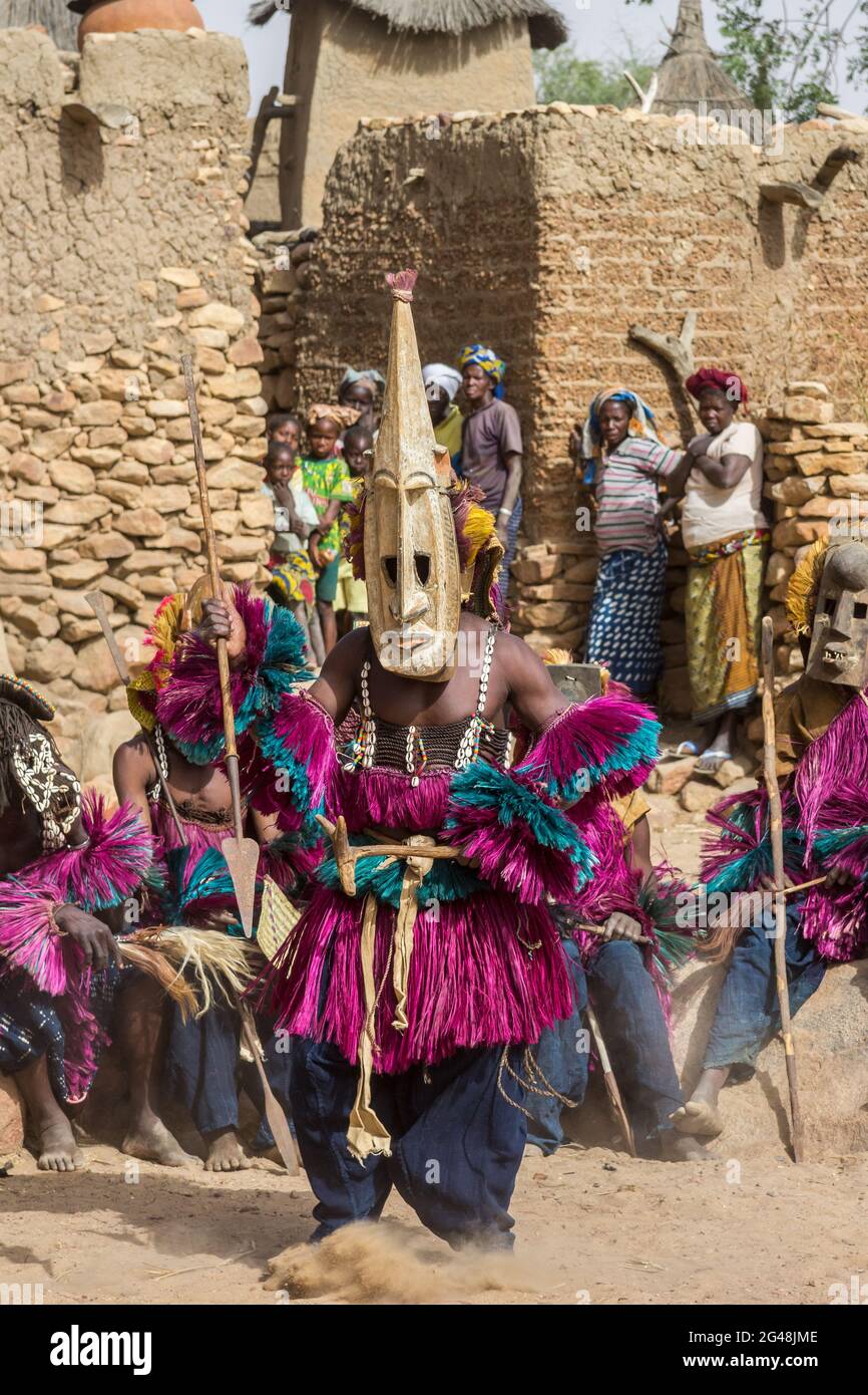 Danseurs Dogon exécutant la danse rituelle Dama portant des masques Kanaga, Mali Banque D'Images