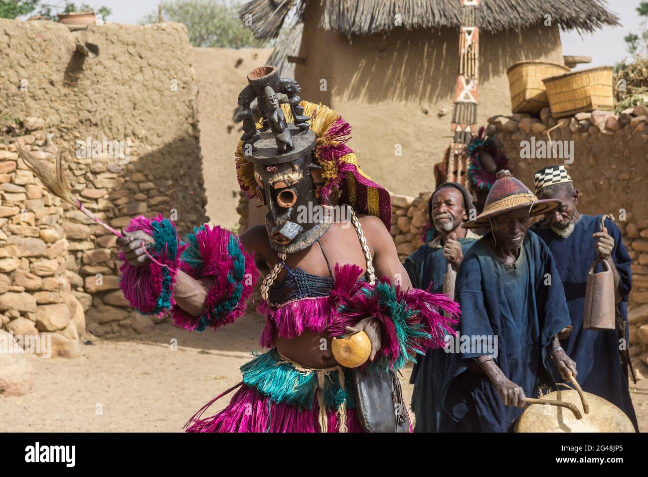 Danseurs Dogon exécutant la danse rituelle Dama portant des masques Kanaga, Mali Banque D'Images
