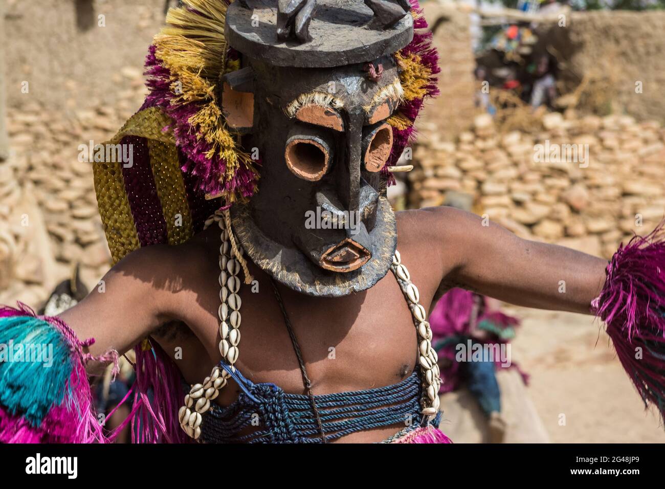 Danseurs Dogon exécutant la danse rituelle Dama portant des masques Kanaga, Mali Banque D'Images