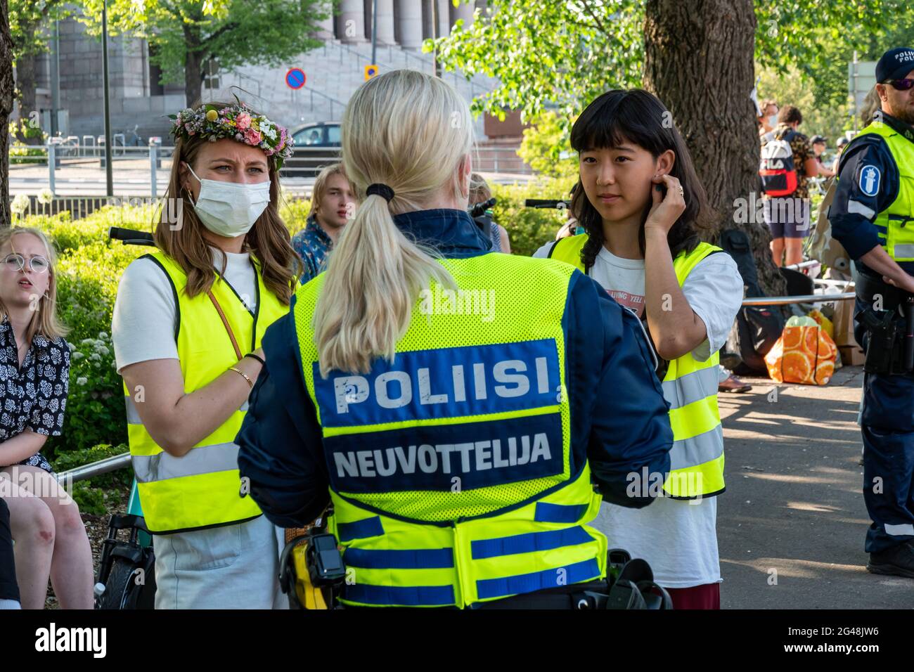 Négociateur de police négociant avec Elokapina ou extinction Rebellion Finlande manifestants pendant le bloc Mannerheimintie à Helsinki, Finlande Banque D'Images