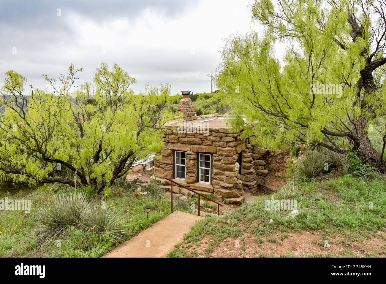 Chalet rustique Charles Goodnight au bord du canyon Palo Duro, parc national de Palo Duro Canyon, Texas. Banque D'Images