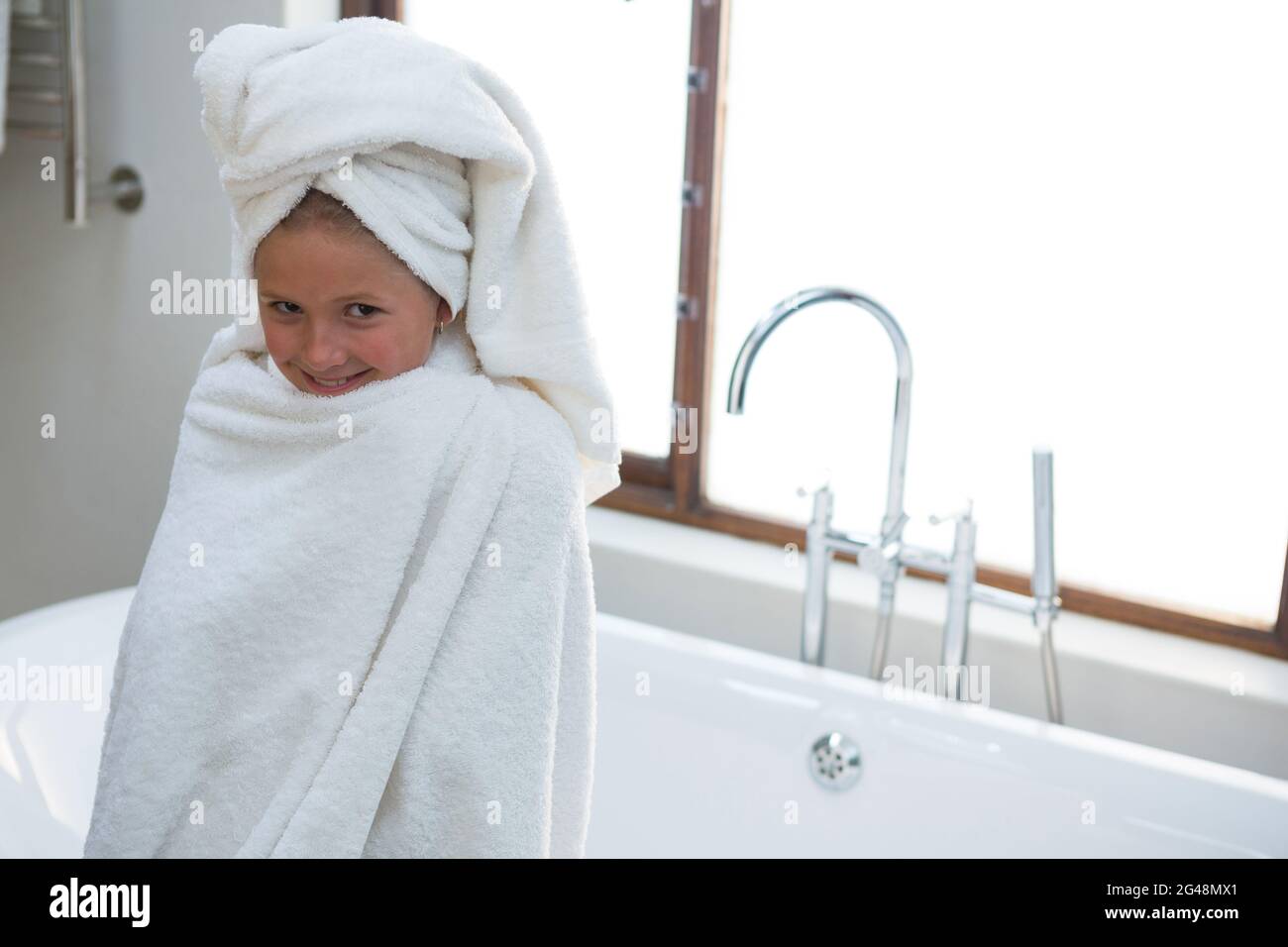 Enfant Jeune Fille Dans Une Baignoire Banque De Photographies Et D enfant-jeune-fille-dans-une-baignoire-banque-de-photographies-et-d