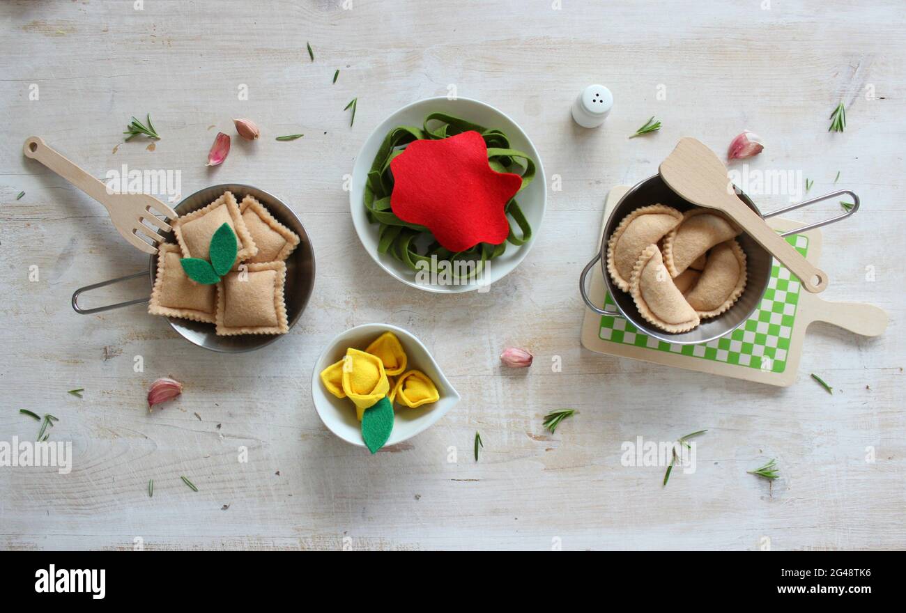 Dans cette image, vous pouvez voir une table à manger avec une cuisine italienne typique, comme le tagliatelle al sugo et les raviolis de pâtes. C'est de la nourriture pour les enfants. Banque D'Images