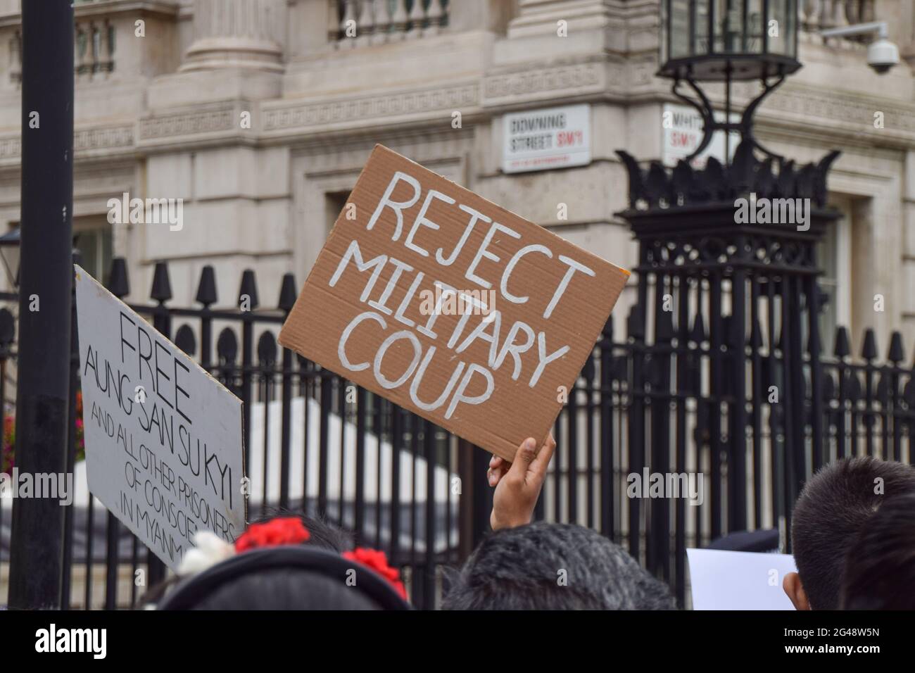 Londres, Royaume-Uni. 19 juin 2021. Un manifestant tient un écriteau « rejeter le coup militaire » devant Downing Street pendant la manifestation anti-coup. Les manifestants du Myanmar ont défilé dans le centre de Londres pour s'opposer au coup d'État militaire à l'anniversaire d'Aung San Suu Kyi. (Photo de Vuk Valcic/SOPA Images/Sipa USA) crédit: SIPA USA/Alay Live News Banque D'Images