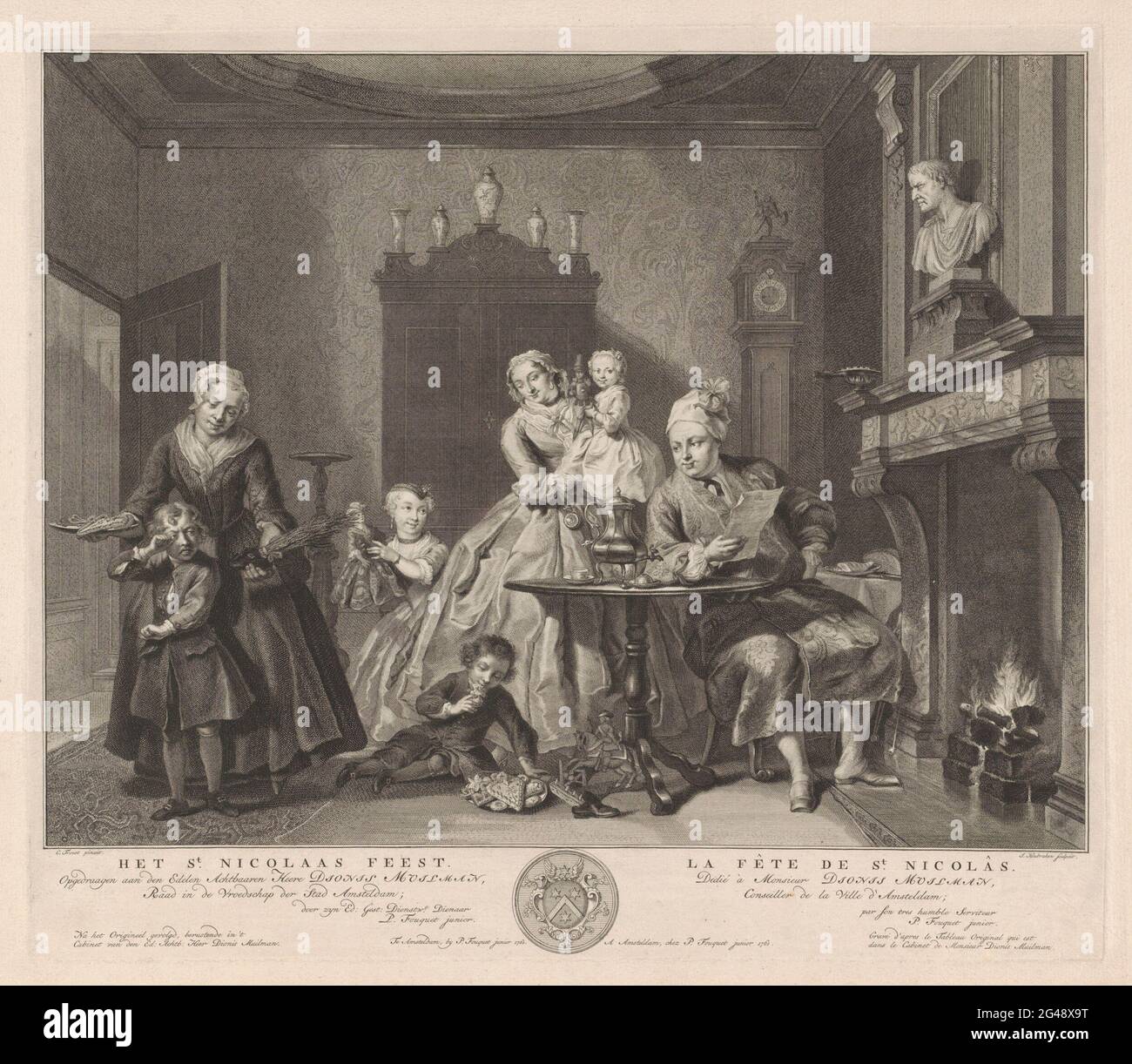 Sint Nicolaas Party; le Saint-Nicolas Party / la Fête de Saint-Nicol's. Dans un intérieur, une famille célèbre la fête de Sint Nicolaas. Le père s'assoit pour lire près de la cheminée, derrière lui laisser deux filles voir leurs poupées qu'ils ont reçues. Au sol un enfant avec un bol de gâteau et de bonbons. A gauche un pleurs qui n'a reçu qu'une rangée; la femme de ménage derrière lui a sa chaussure avec la Roe en elle. Banque D'Images