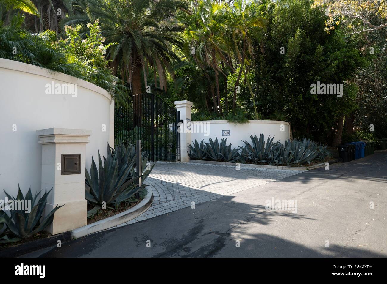 Beverly Hills, CA USA - 18 juin 2020: Entrée fermée de l'ancienne maison Sharon Stone au 2201 N Beverly Drive nommée la Villa del Consuelo Banque D'Images