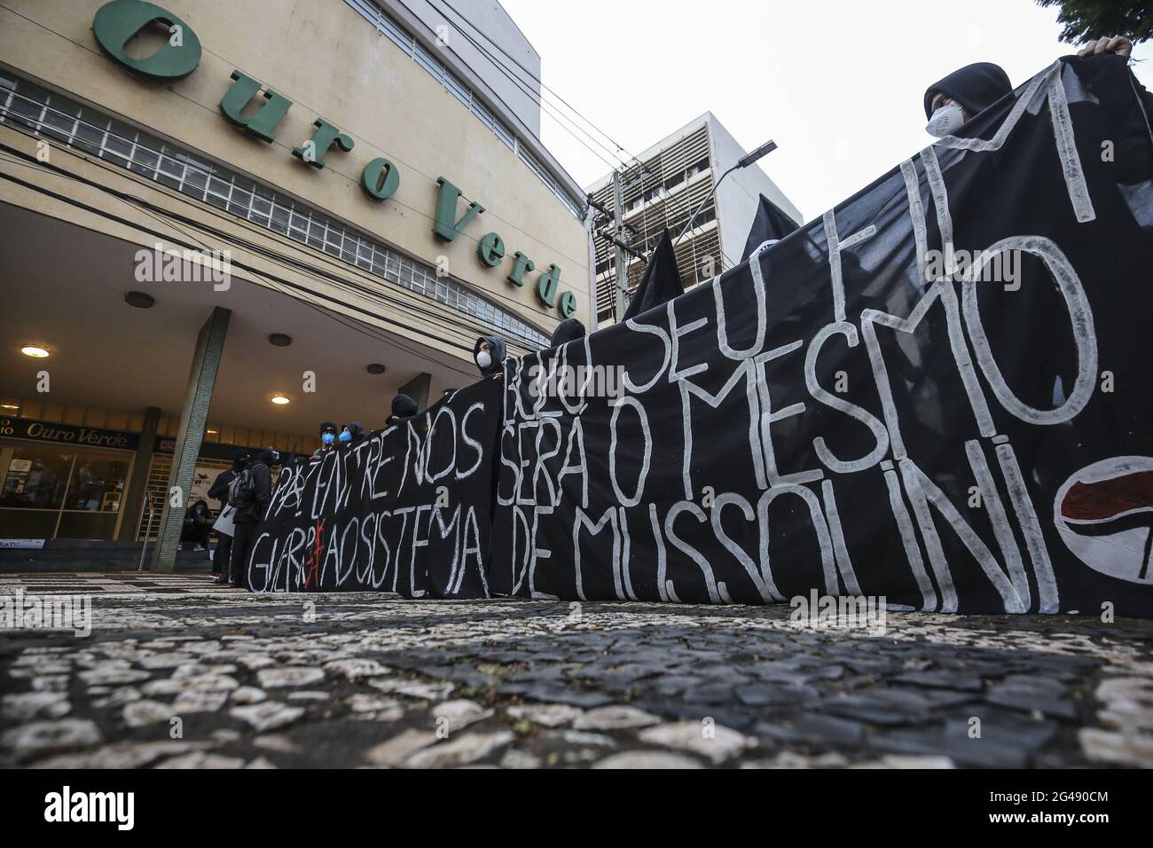 Londrina, PR - 19/06/2021 - Protesto 19J contra gogo Bolsonaro no centro de Londrina. Londrinenses se unem a atos contra o gogo Bolsonaro no dia Banque D'Images