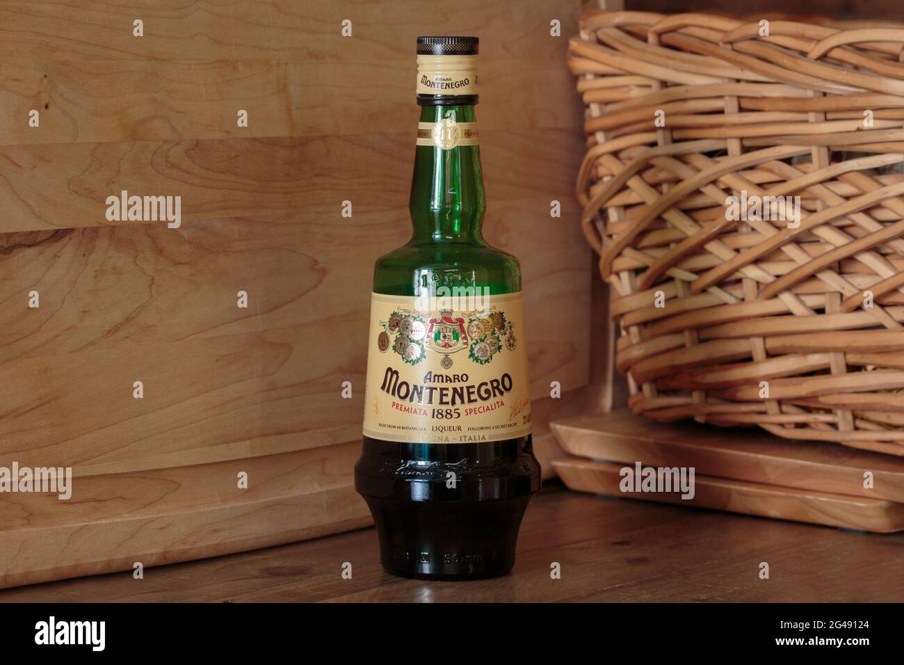 Bouteille de liqueur amaro montenegro, un liqueurs amaro traditionnel mélangé à partir d'une recette secrète de 40 plantes et distillé à Bologne, Italie Banque D'Images