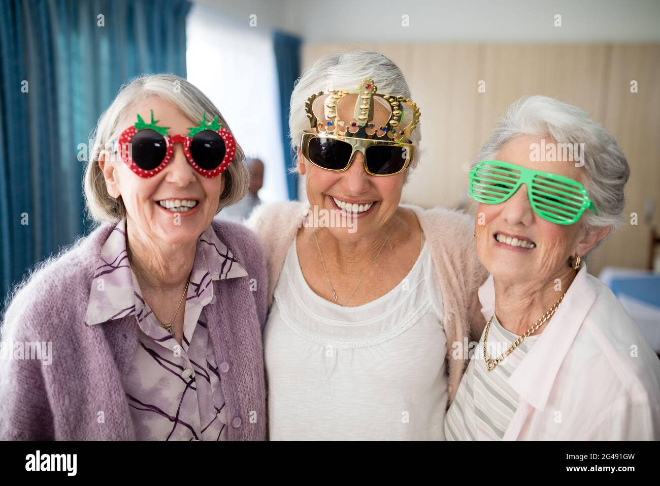 Portrait de femmes âgées souriantes portant des lunettes de fantaisie Banque D'Images