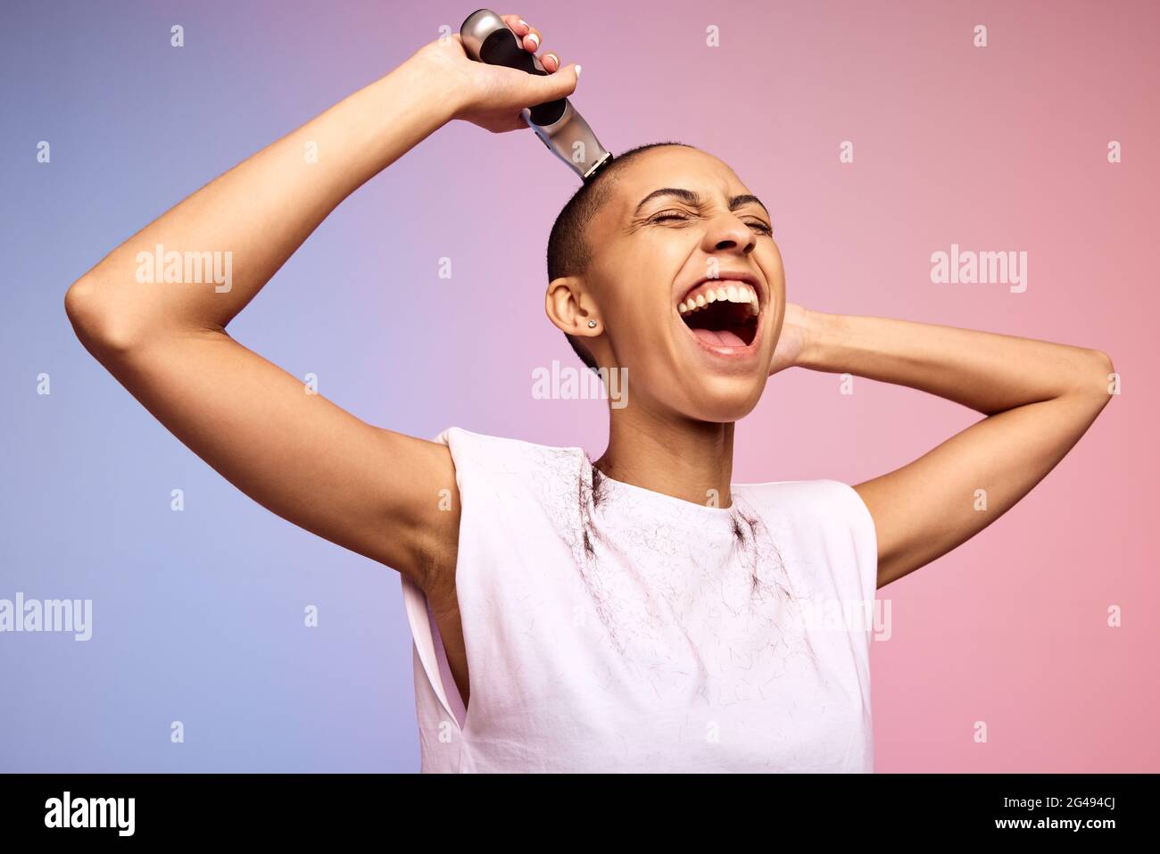Femme se raser la tête et se sentir heureuse. Une femme excitée et autonome après le grand chop Banque D'Images