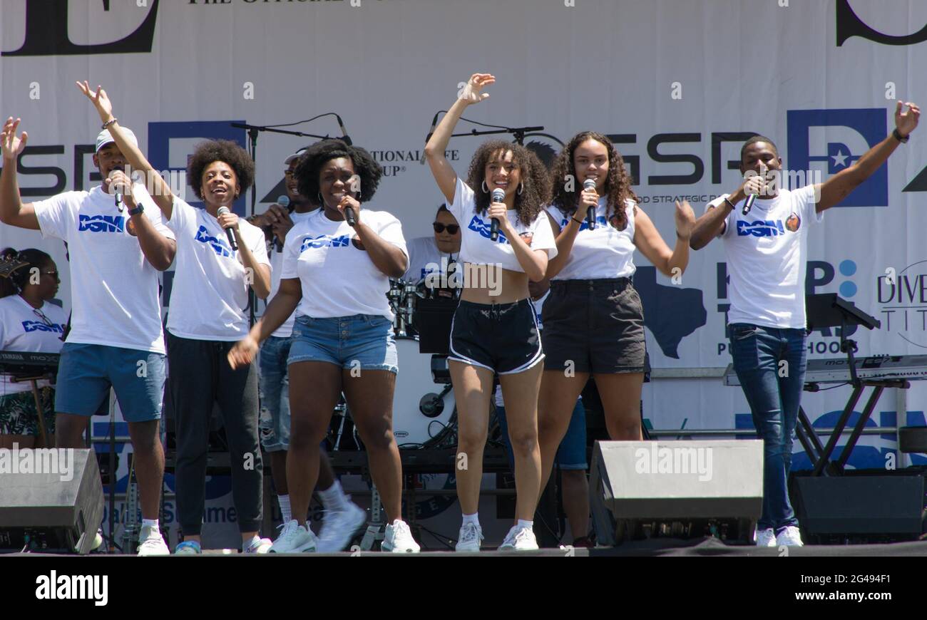 (210619) -- DALLAS, 19 juin 2021 (Xinhua) -- les gens participent à une célébration du dix-septième jour à Dallas, Texas, États-Unis, le 19 juin 2021. Le président américain Joe Biden a promulgué jeudi un projet de loi faisant du dix-septième jour férié fédéral une fête commémorant la fin de l'esclavage dans la nation. Célébrée le 19 juin, la fête marque le jour de 1865 où le général de division de l'Union Gordon Granger a publié l'ordonnance générale n° 3 à Galveston, Texas, émancipant les autres personnes asservies dans l'État. Pour les Américains asservis au Texas, la liberté est venue deux ans et demi après la publication du président Abraham Lincoln Banque D'Images