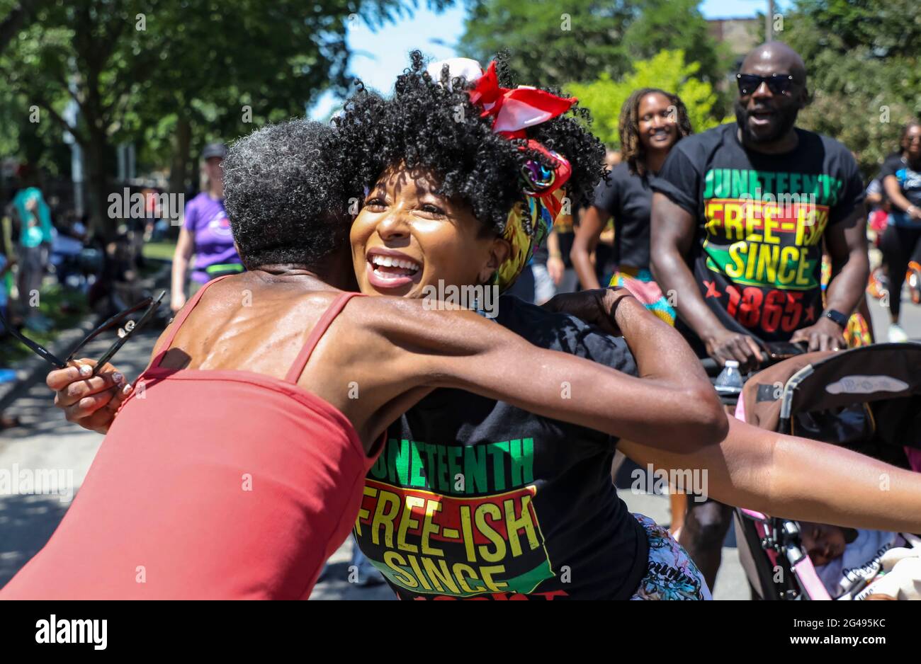 (210619) -- EVANSTON (États-Unis), 19 juin 2021 (Xinhua) -- UN participant hople un spectateur lors d'une célébration annuelle du dix-septième juin à Evanston, Illinois, États-Unis, le 19 juin 2021. Le président américain Joe Biden a promulgué jeudi un projet de loi faisant du dix-septième jour férié fédéral une fête commémorant la fin de l'esclavage dans la nation. Célébrée le 19 juin, la fête marque le jour de 1865 où le général de division de l'Union Gordon Granger a publié l'ordonnance générale n° 3 à Galveston, Texas, émancipant les autres personnes asservies dans l'État. Pour les Américains en esclavage du Texas, la liberté est venue deux ans et demi Banque D'Images