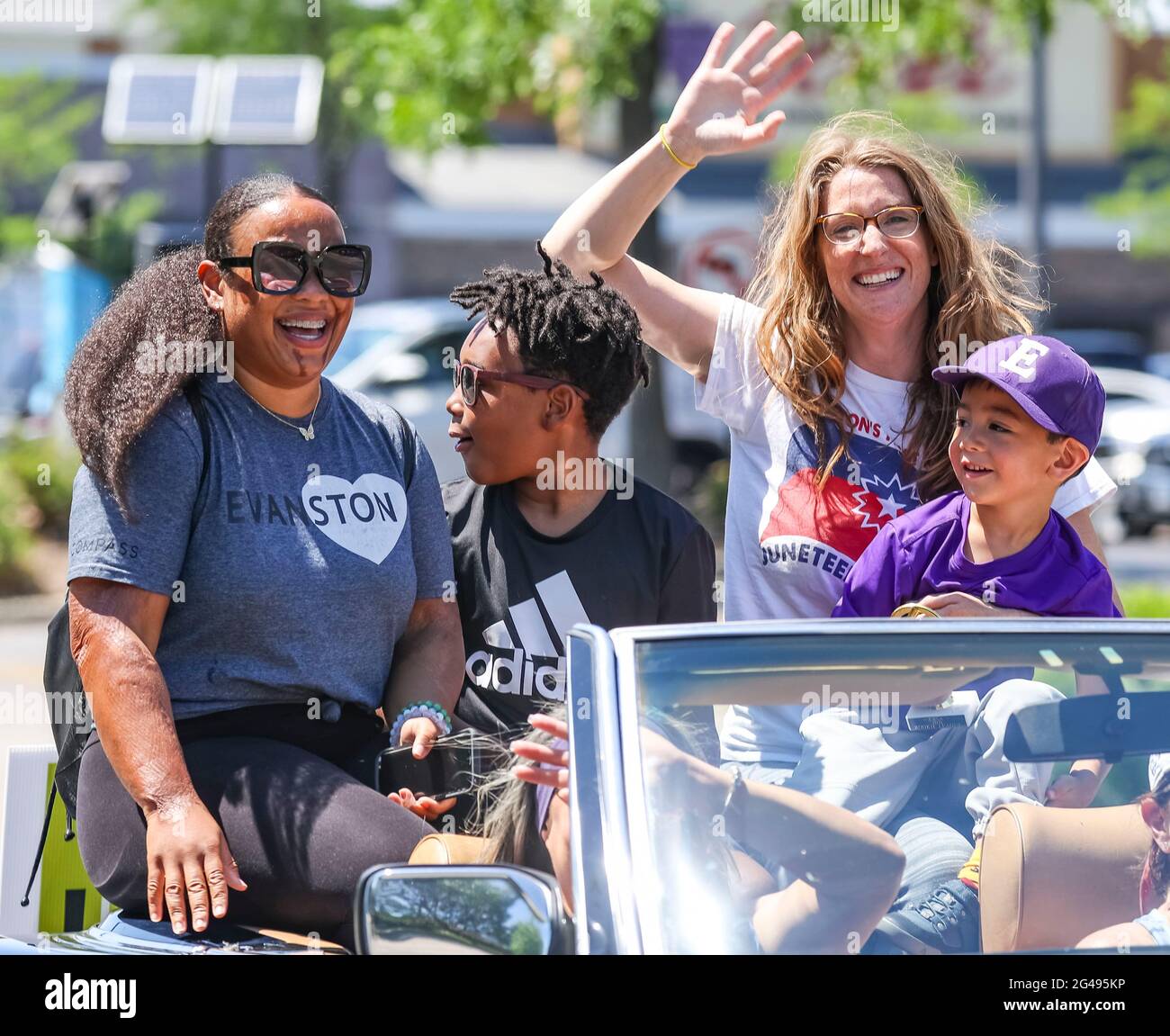 (210619) -- EVANSTON (États-Unis), 19 juin 2021 (Xinhua) -- les gens participent à une célébration annuelle du dix-septième juin à Evanston, Illinois, États-Unis, le 19 juin 2021. Le président américain Joe Biden a promulgué jeudi un projet de loi faisant du dix-septième jour férié fédéral une fête commémorant la fin de l'esclavage dans la nation. Célébrée le 19 juin, la fête marque le jour de 1865 où le général de division de l'Union Gordon Granger a publié l'ordonnance générale n° 3 à Galveston, Texas, émancipant les autres personnes asservies dans l'État. Pour les Américains asservis au Texas, la liberté est venue deux ans et demi après le président Banque D'Images