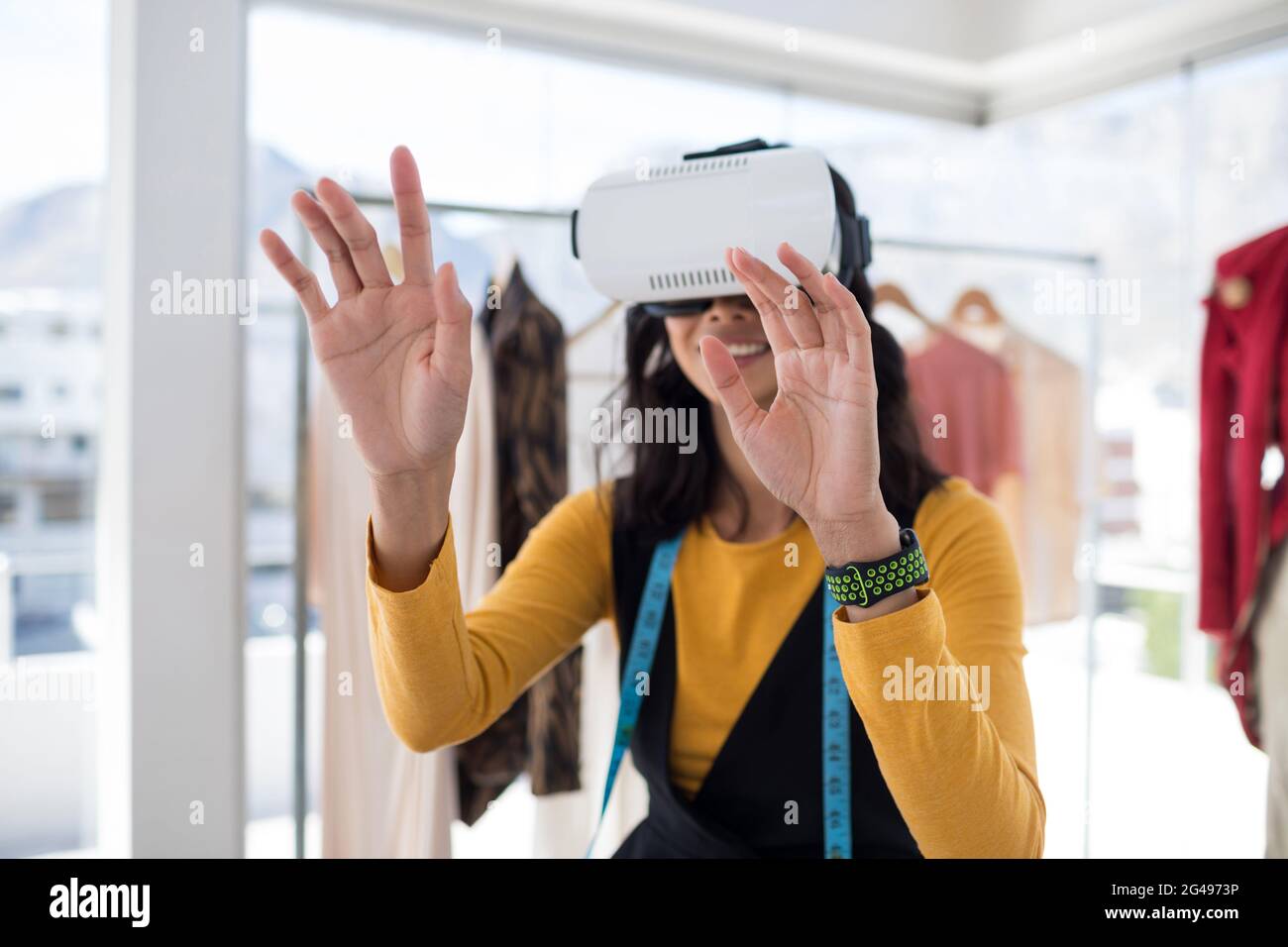 Femme de créateur utilisant un casque de réalité virtuelle Banque D'Images