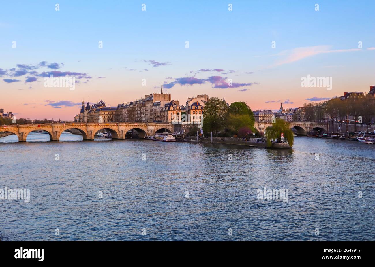 Paris / France - avril 04 2019 : le plus ancien pont ( Pont neuf ) au-dessus de la Seine et des bâtiments historiques de Paris au coucher du soleil Banque D'Images