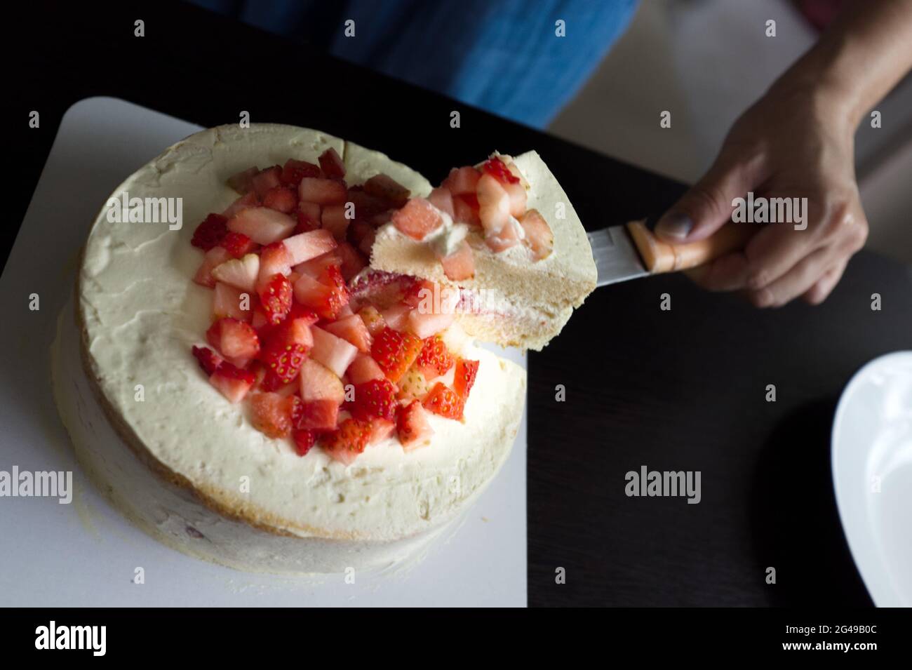 Une coupe de gâteau aux fraises avec de la crème à la vanille Banque D'Images