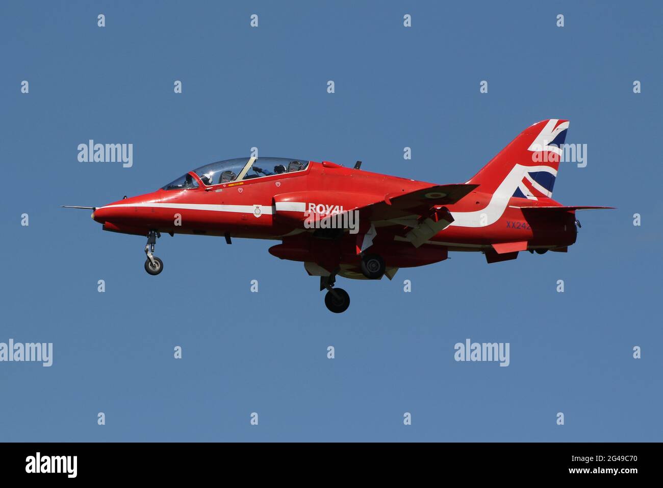 XX242, un Britannique Aerospace Hawk T1 exploité par l'équipe aérobatique de la Royal Air Force, The Red Arws, arrivant à l'aéroport de Prestwick à Ayrshire, en Écosse. L'équipe s'est arrêtée à Prestwick, avant de prendre l'avion pour l'Irlande du Nord le lendemain, pour effectuer une exposition pour la Journée des forces armées. Banque D'Images