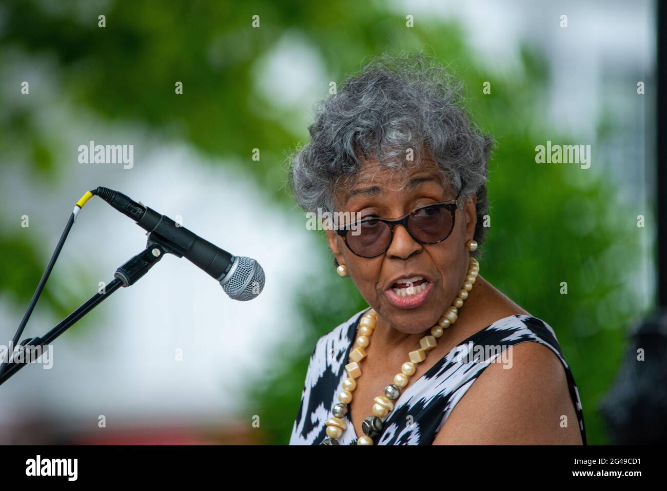 Cape May, États-Unis. 19 juin 2021. Mme Carolyn Davis, dont la famille a été la dernière à vivre à la Maison Howell comme parsonage jusqu'au milieu des années 1980, Et Mme Davis a prêté des parties de la vaste collection du révérend Davis au Musée Harriet Tubman pour un certain nombre de ses expositions, parle t la foule samedi, le 19 juin 2021 lors de la grande inauguration du Harriet Tubman au parc Rotary à Cape May, New Jersey. ( Credit: William Thomas Cain/Alamy Live News Banque D'Images