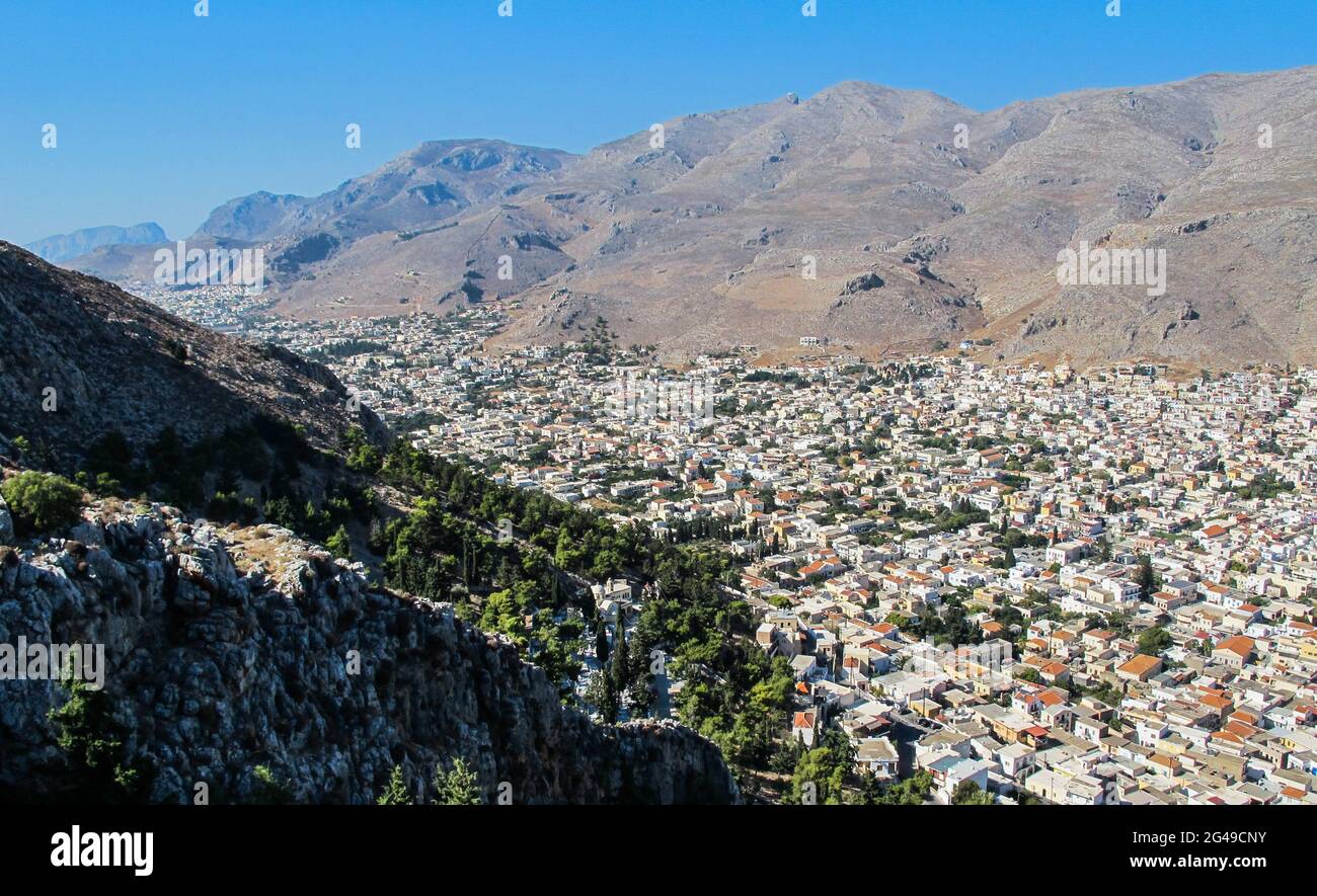 Belle vue depuis le haut de la colline sur la ville de Pothia, la capitale de l'île grecque de Kalymnos. Dodécanèse. Grèce Banque D'Images