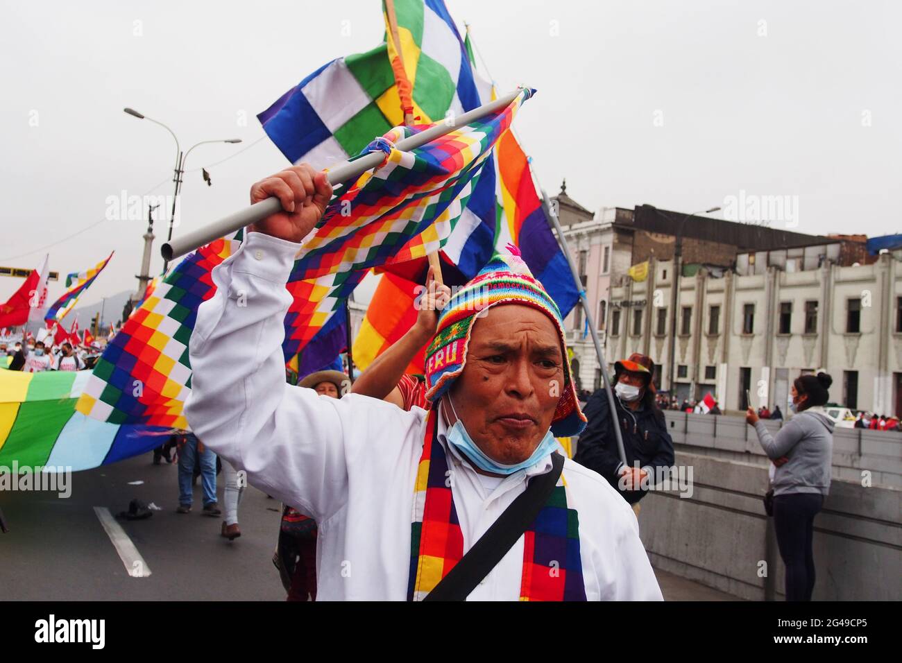 Un homme indigène agitant un drapeau quand des milliers ont pris dans la rue exigeant la reconnaissance de Pedro Castillo comme vainqueur du second tour présidentiel. Banque D'Images