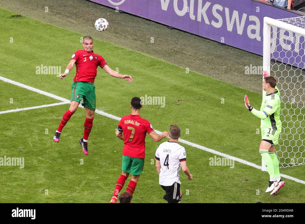 Munich, Allemagne. 19 juin 2021. Pepe (1er L) du Portugal prend une tête lors du match de championnat F de l'UEFA Euro 2020 entre le Portugal et l'Allemagne à Munich, Allemagne, le 19 juin 2021. Credit: Shan Yuqi/Xinhua/Alay Live News Banque D'Images