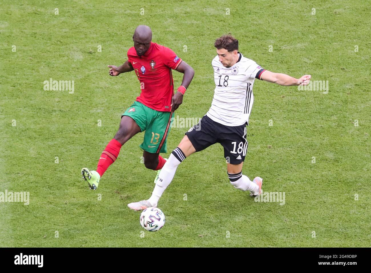 Munich, Allemagne. 19 juin 2021. Leon Goretzka (R) d'Allemagne rivalise avec Danilo Pereira du Portugal lors du championnat de l'UEFA Euro 2020 du Groupe F à Munich, en Allemagne, le 19 juin 2021. Credit: Shan Yuqi/Xinhua/Alay Live News Banque D'Images