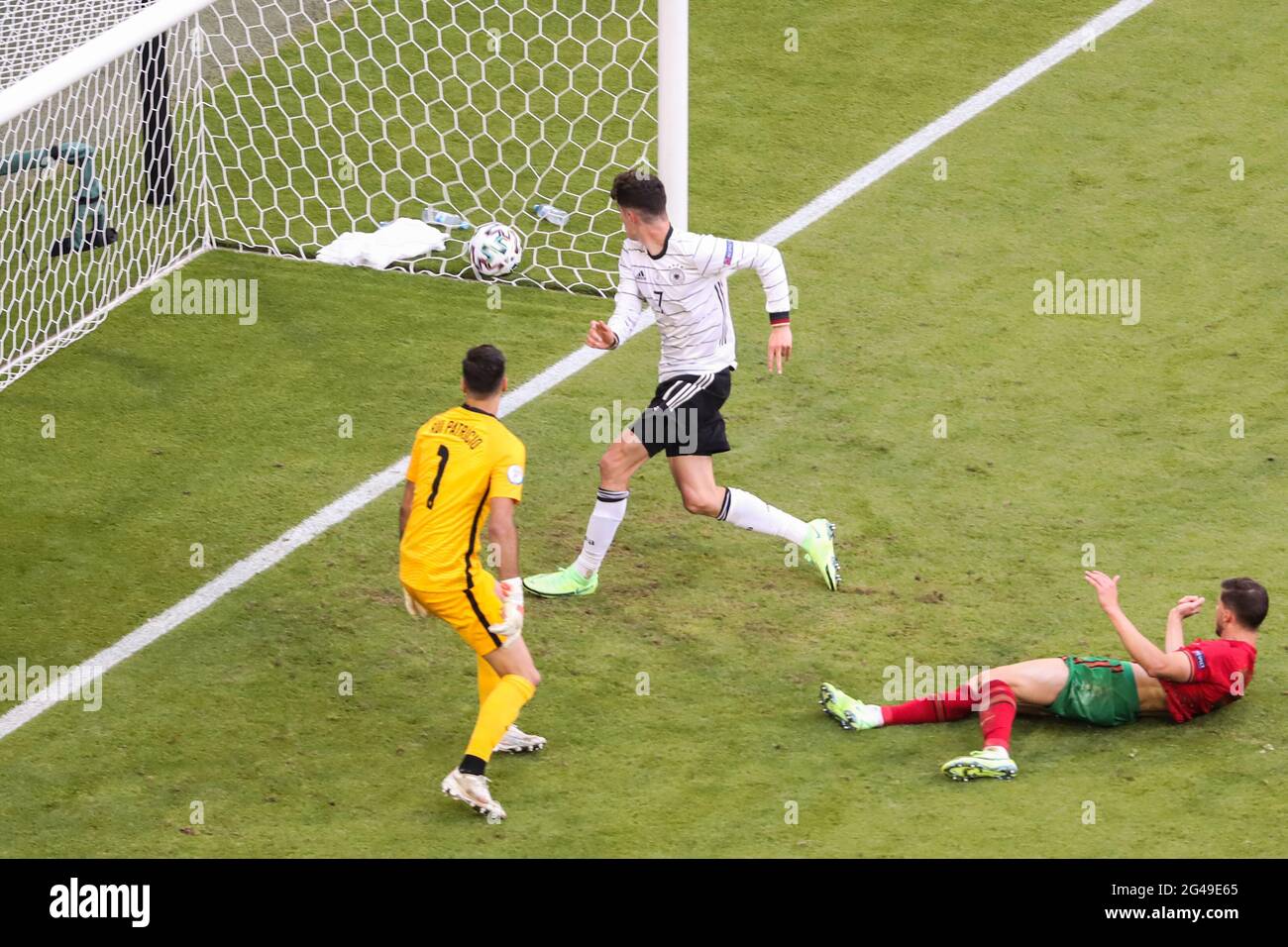 Munich, Allemagne. 19 juin 2021. Kai Havertz (C) d'Allemagne prend un coup de points lors du match de l'UEFA Euro 2020 Championship Group F à Munich, en Allemagne, le 19 juin 2021. Credit: Shan Yuqi/Xinhua/Alay Live News Banque D'Images
