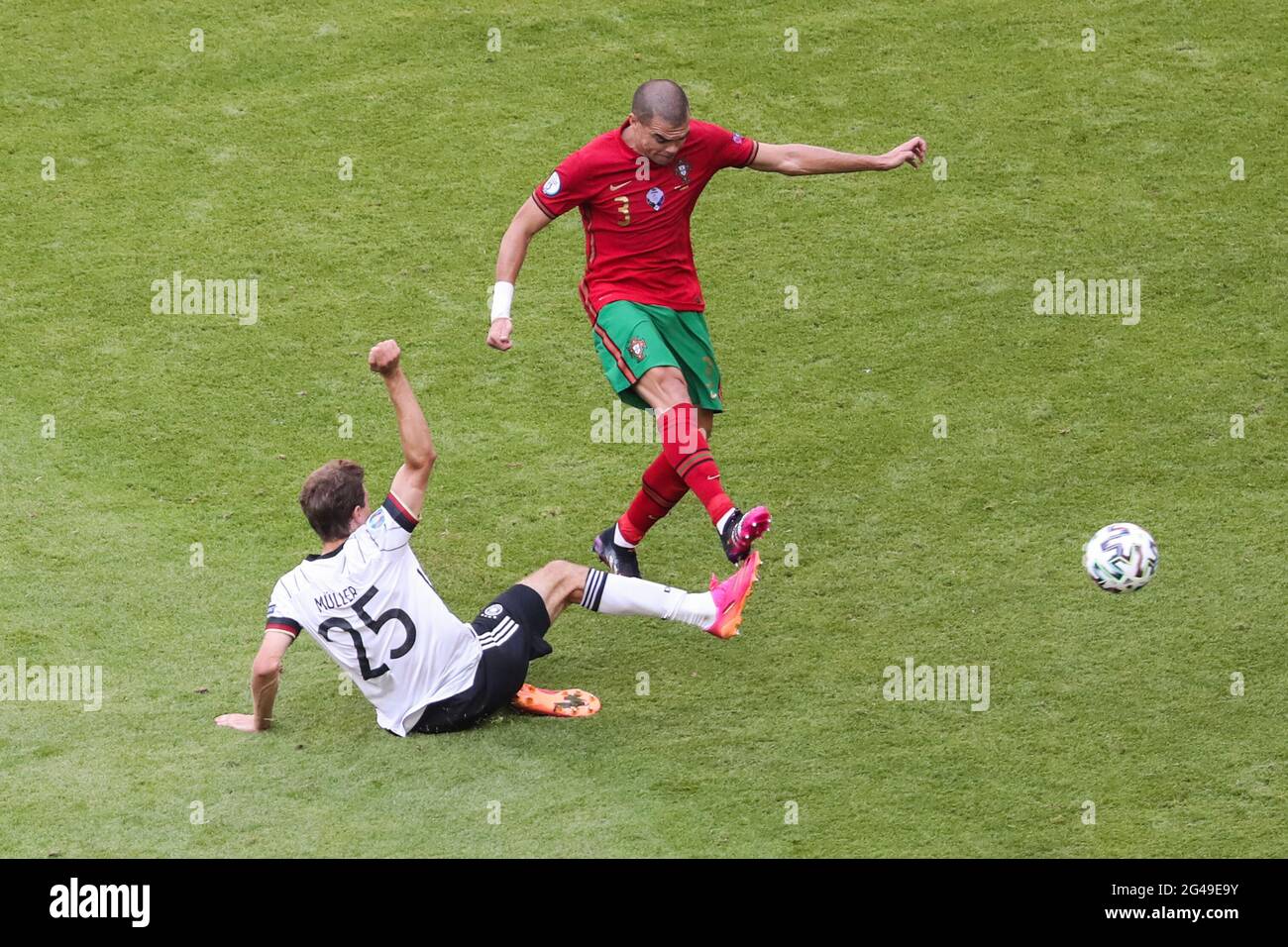 Munich, Allemagne. 19 juin 2021. Pepe (en haut) du Portugal rivalise avec Thomas Mueller d'Allemagne lors du match de l'UEFA Euro 2020 Championship Group F à Munich, en Allemagne, le 19 juin 2021. Credit: Shan Yuqi/Xinhua/Alay Live News Banque D'Images