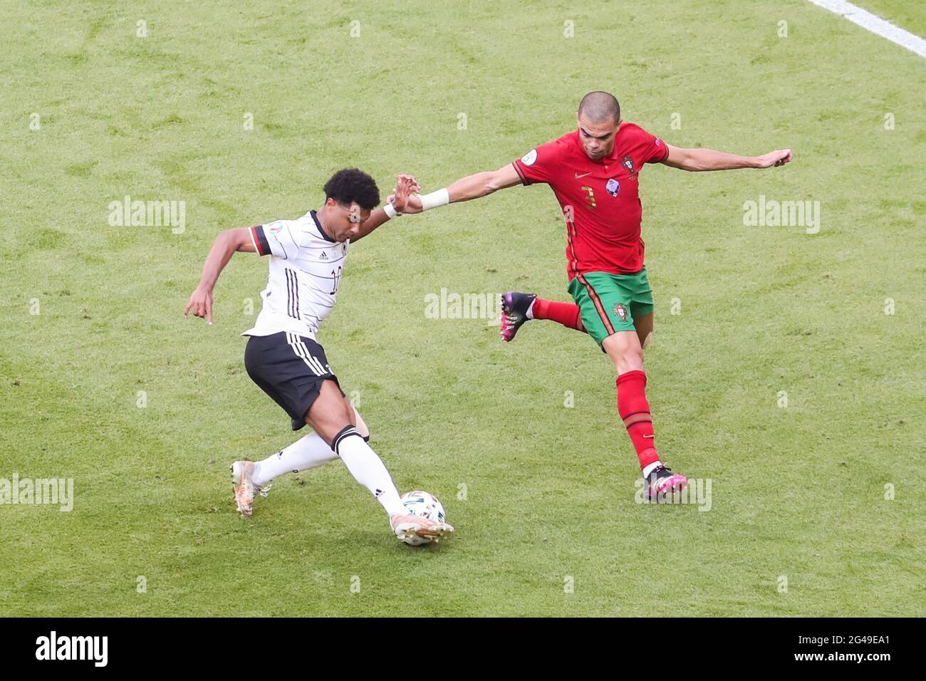Munich, Allemagne. 19 juin 2021. Serge Gnabry (L) traverse la défense de Pepe, du Portugal, lors du match de championnat F de l'UEFA Euro 2020 à Munich, en Allemagne, le 19 juin 2021. Credit: Shan Yuqi/Xinhua/Alay Live News Banque D'Images