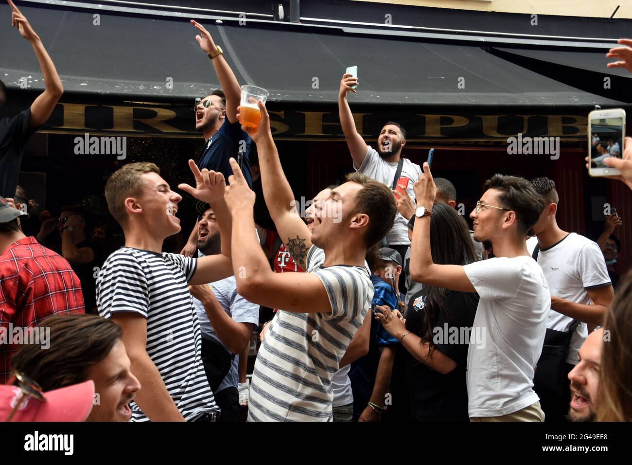 Les partisans français s'exclaquent après avoir légalisé la France contre la Hongrie alors qu'ils se sont rassemblés sur les terrasses de bars près du Vieux Port pour assister au match de football de l'Euro 2020 entre la Hongrie et la France qui s'est terminé par un tirage de 1 contre 1. (Photo de Gerard Bottino / SOPA Images / Sipa USA) Banque D'Images