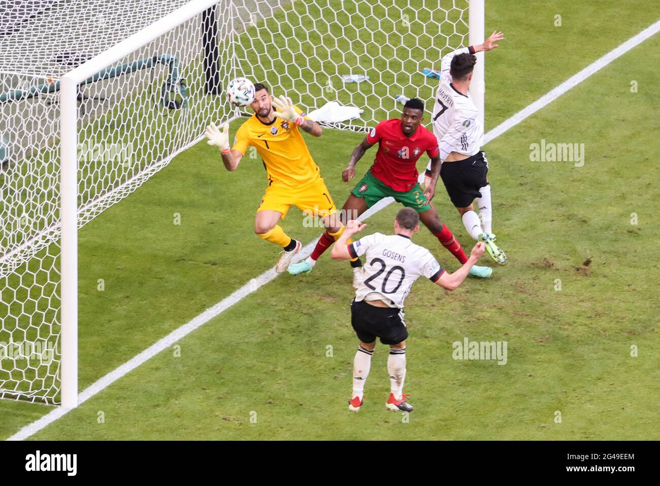 Munich, Allemagne. 19 juin 2021. Robin Gosens (en bas) d'Allemagne a obtenu un score lors du match de l'UEFA Euro 2020 Championship Group F entre le Portugal et l'Allemagne à Munich, en Allemagne, le 19 juin 2021. Credit: Shan Yuqi/Xinhua/Alay Live News Banque D'Images