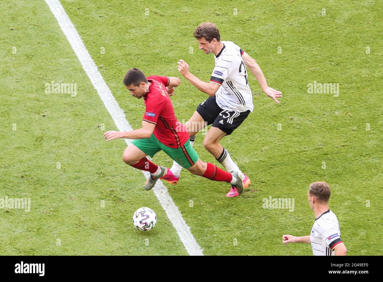 Munich, Allemagne. 19 juin 2021. Thomas Mueller (en haut R) d'Allemagne rivalise avec Raphaël Guerreiro du Portugal lors du match de championnat F de l'UEFA Euro 2020 entre le Portugal et l'Allemagne à Munich, en Allemagne, le 19 juin 2021. Credit: Shan Yuqi/Xinhua/Alay Live News Banque D'Images