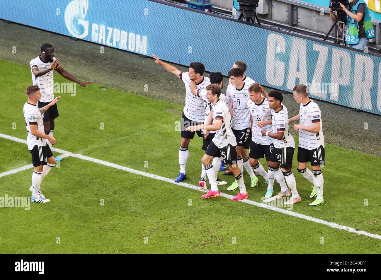 Munich, Allemagne. 19 juin 2021. Les joueurs d'Allemagne célèbrent un but propre du Portugal lors du match de championnat de l'UEFA Euro 2020 du Groupe F entre le Portugal et l'Allemagne à Munich, Allemagne, le 19 juin 2021. Credit: Shan Yuqi/Xinhua/Alay Live News Banque D'Images