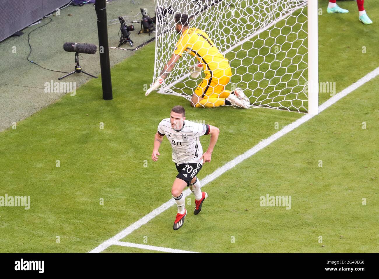 Munich, Allemagne. 19 juin 2021. Robin Gosens (en bas) d'Allemagne célèbre son score lors du match de championnat F de l'UEFA Euro 2020 entre le Portugal et l'Allemagne à Munich, en Allemagne, le 19 juin 2021. Credit: Shan Yuqi/Xinhua/Alay Live News Banque D'Images