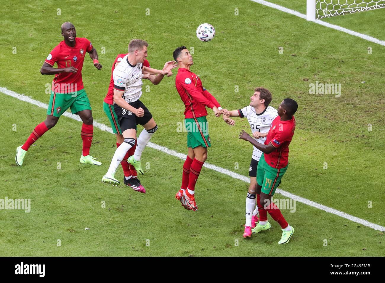 Munich, Allemagne. 19 juin 2021. Cristiano Ronaldo (3e R) du Portugal vies pour la tête avec Matthias Ginter (4e R) de l'Allemagne lors du championnat UEFA Euro 2020 Groupe F à Munich, Allemagne, 19 juin 2021. Credit: Shan Yuqi/Xinhua/Alay Live News Banque D'Images