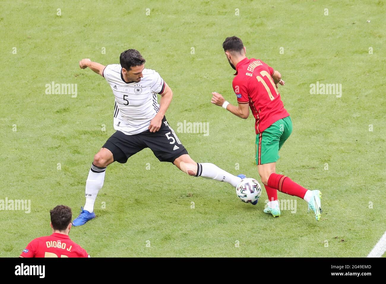 Munich, Allemagne. 19 juin 2021. Mat Hummels (top L) de l'Allemagne rivalise avec Bruno Fernandes du Portugal lors du championnat UEFA Euro 2020 du Groupe F à Munich, Allemagne, le 19 juin 2021. Credit: Shan Yuqi/Xinhua/Alay Live News Banque D'Images