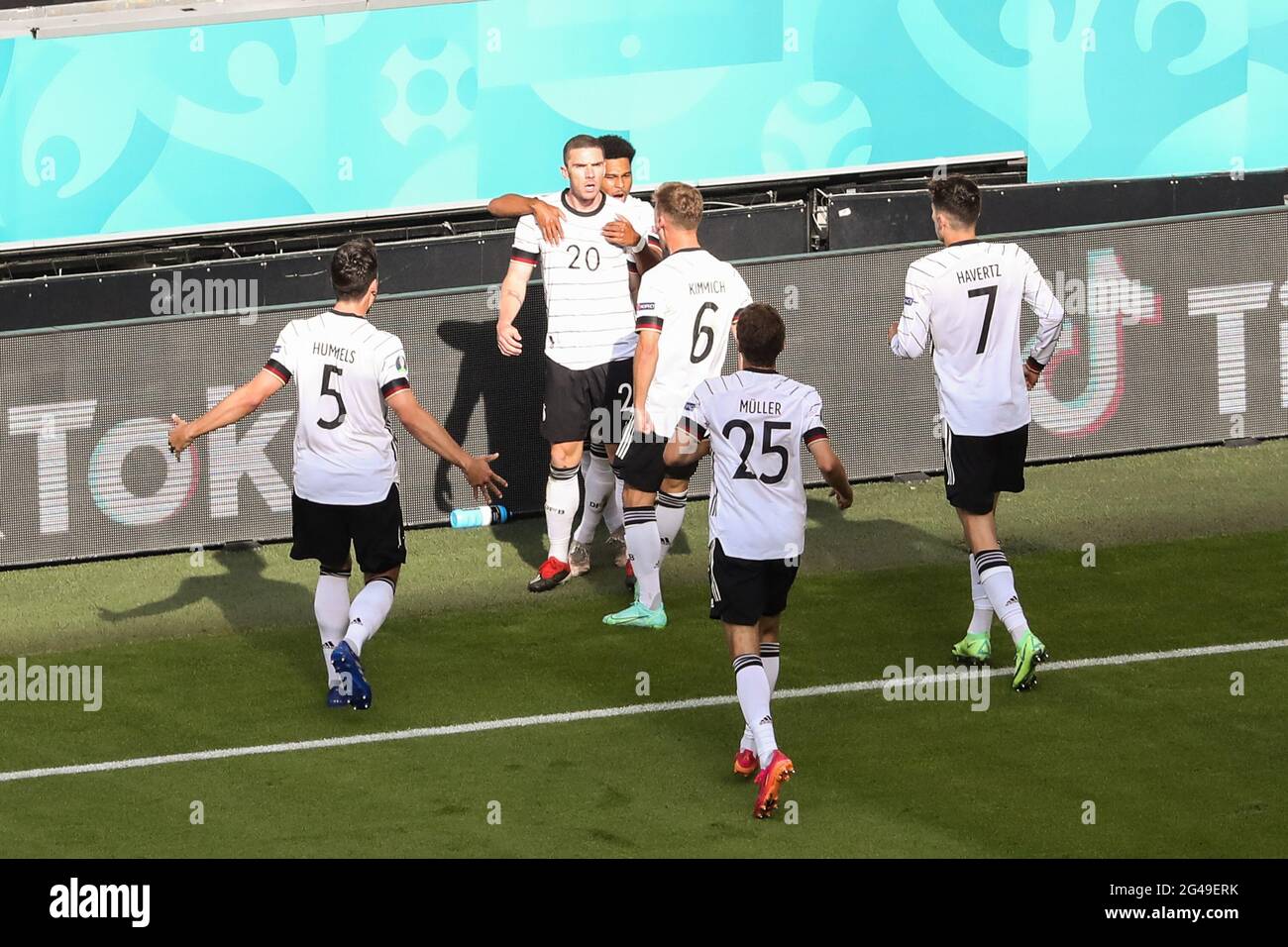 Munich, Allemagne. 19 juin 2021. Robin Gosens (2e L) d'Allemagne célèbre son score qui a été annulé par la suite lors du match de championnat de l'UEFA Euro 2020 du Groupe F entre le Portugal et l'Allemagne à Munich, en Allemagne, le 19 juin 2021. Credit: Shan Yuqi/Xinhua/Alay Live News Banque D'Images