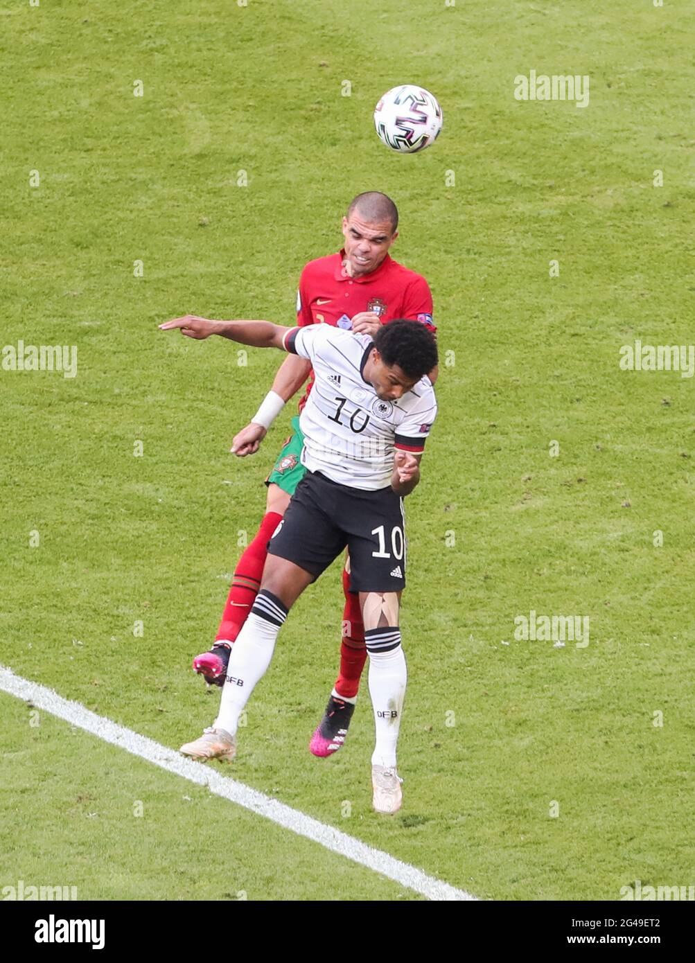 Munich, Allemagne. 19 juin 2021. Pepe (en haut) du Portugal rivalise avec Serge Gnabry, d'Allemagne, lors du championnat de l'UEFA Euro 2020 du Groupe F à Munich, en Allemagne, le 19 juin 2021. Credit: Shan Yuqi/Xinhua/Alay Live News Banque D'Images